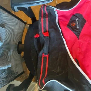 Stor svart och röd träningsväska JUJUTSU - Säljer en stor och rymlig träningsväska från Budo Nord i svart och rött med broderad JUJUTSU-logga och texten 'Get a Grip'. Väskan har praktiska handtag, dragkedja och innerfack. Perfekt för att få plats med allt till träningen.