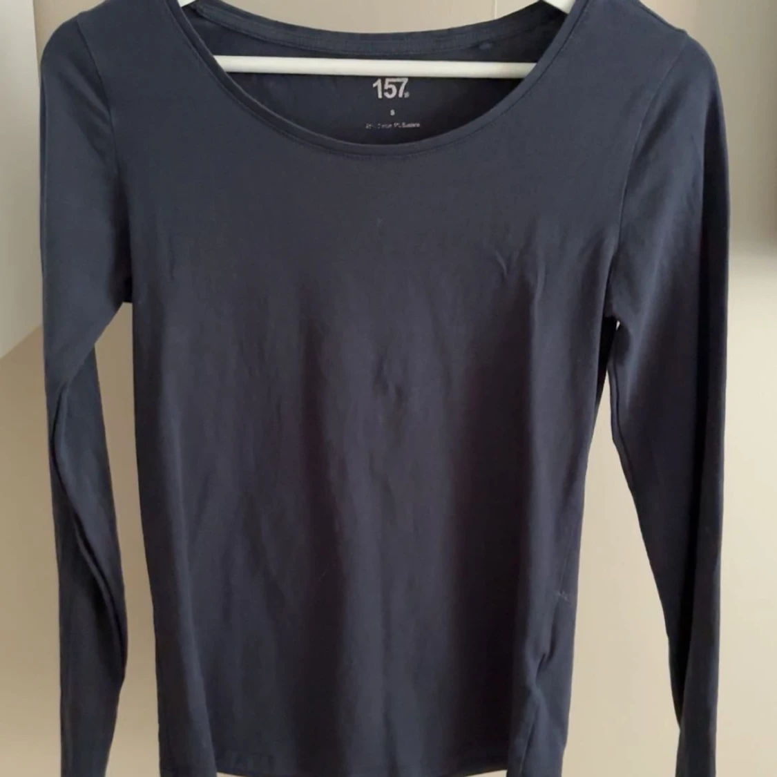 Mörkblå långärmad tröja