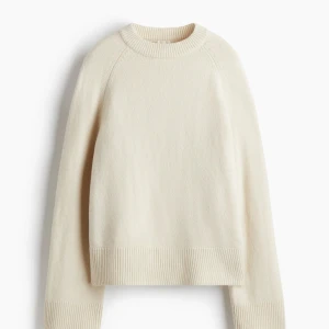 Beige stickad tröja med rund hals - SÄLJER DENNA I DEN SLUTSÅLDA MÖRKBRUNA FÄRGEN!En stilren beige stickad tröja med rundad hals och ribbade muddar vid ärmslut och nederkant. Perfekt för dig som gillar enkel och clean stil. Långärmad modell som passar till många olika outfits.