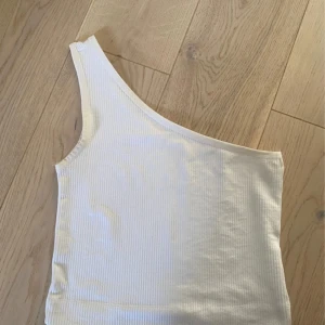  one shoulder topp - One shoulder, helt ny och oanvänd. Bra kvalitet.