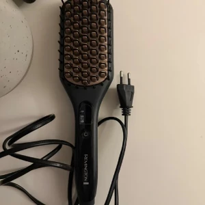 Remington Keratin Protect Smoothing Brush - Remington Keratin Protect elektrisk smoothing brush med justerbar värme (150°C, 190°C, 230°C). Borsten är i fint skick, inga synliga defekter eller slitage. Perfekt för att snabbt och enkelt få slätt och glansigt hår. Levereras med original sladd och EU-kontakt.