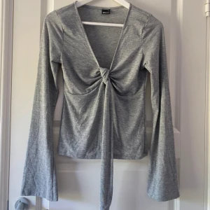 Grå långärmad topp med knyt Gina Tricot - Helt ny