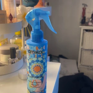 Amika Hydro Rush leave-in spray - Skriv för mer info!