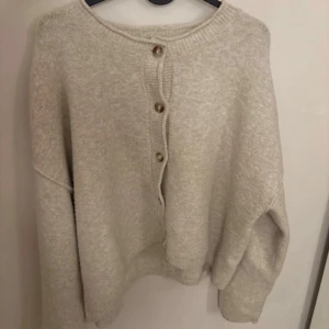 Beige stickad kofta med knappar - En beige kofta från pull and bear💓