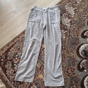 (Äkta) Grå mjukisbyxor Juicy Couture XS -  Gråa byxor från jc, har inte använt den så mycket . Köpte den för 1100kr säljer den för 480kr