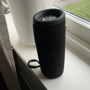 Denver BTV-150B Bluetooth Speaker - Denver BTV-150B är en portabel Bluetooth-högtalare med LED-ljus, 2x5W max uteffekt, USB-uppspelning, TF-kortläsare och IPX4-stänkskydd. Flera anslutningsmöjligheter och robust design. Ser ut att vara i mycket gott skick, inga synliga defekter. Köpt på Dollarstore. Har inte kommit till användning, därför jag säljer. Som när jag köpte. Prislappen är kvar å förpackningen. Se bilder 🎶 #Fynd #Loppis #Högtalare #Secondhand  #😍