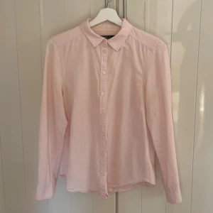 Skjorta - Ljusrosa skjorta i strl 38 och begagnat skick 💌 Gulnat något under ärmarna.
