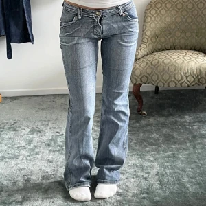 Blå bootcut jeans  - Bootcut jeans, lågmidjade!  Innebenslängd 79, midjemått 68