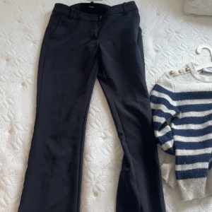 Svarta kostymbyxor från BikBok - Svarta kostymbyxor från BikBok i säljer dem för jag 34 i dem och inte 36 dem är lite sönder där bak inget hål i dem utan man kan se ihop det och inget som syns när man tar på sig dem kan skicka fler bilder om ni vill ❤️dem är inte slitna 