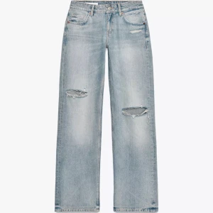 Zara Ljusblå ripped wide jeans - Snygga ljusblå jeans med slitna detaljer och hål på knäna. Modellen är wide fit med raka ben och klassisk femficksdesign. 