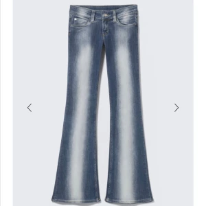 Blå bootcut jeans med utsvängda ben - Snygga blå jeans med bootcut från Cheap Monday. Lapp kvar!