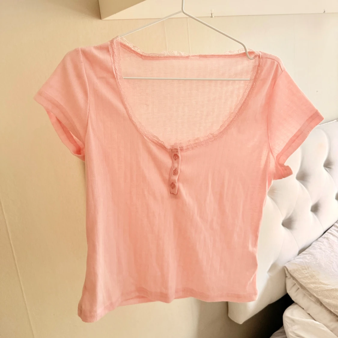 Ljusrosa ribbad topp med spetskant