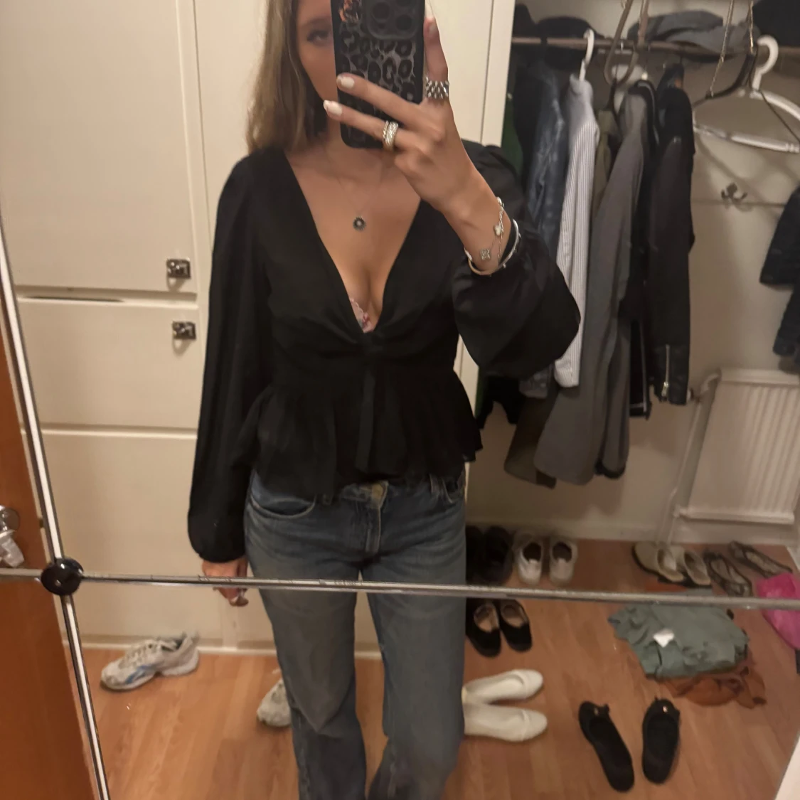 Svart omlottblus med volang