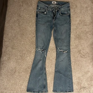 Blå bootcut jeans från 157 XS - Bootcut jeans från 157 i ljusblå, använt fåtal ggr. Slita detaljer vid knäna och mittemellan i midjan!