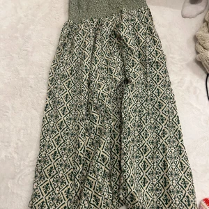 Grönmönstrad kjol - Superfin långkok från Zara. Använd en gång. Storlek M men skulle säga att den sitter bra på folk med S-L
