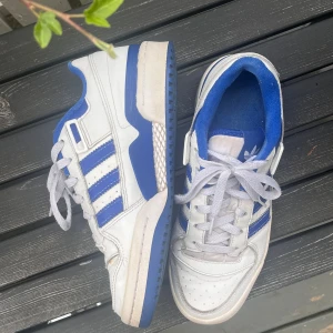 Adidas forum low - Snygga skor i storlek 38, använda men i gott skick med ett par defekter. De syns dock inte när man bär skorna. Färgen är fortfarande stark och nästan kritvit, ställ gärna frågor och lägg prisförslag! 💕