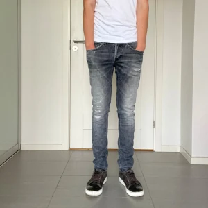Dondup George Jeans  - Säljer nu dessa super feta dondup George Jeans med snygga slitningar och färgstink i populär design, skriv för fler bilder/frågor🙌🏼
