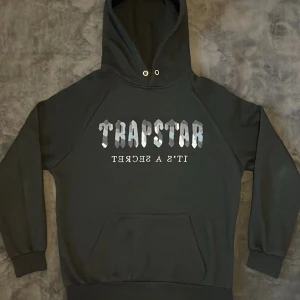 Svart Trapstar Hoodie - Svart Trapstar Hoodie med Trapstr märket på bröstet. Priset är inte hugget i sten, kan diskuteras. Skriv vid funderingar.