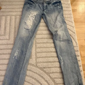 Ljusblå skinny jeans med slitningar - Säljer ett par ljusblå jeans med bootcut. Jeansen har klassiska fyra fickor. Fina jeans i nytt skick
