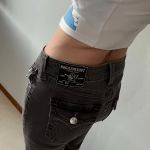 True Religion grå bootcut jeans, strl 28 - Snygga grå jeans från True Religion, modell Becca Mid Rise Bootcut. Dom e använda typ 3 gånger och inga tecken på användning ❤️
