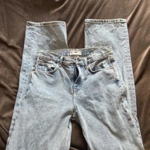 Ljusblå straight jeans Mango - MMG denim, inga synliga defekter förutom de som syns på bild 2