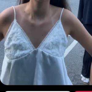 Vit spetsdetaljerad linnetopp - Väldigt dåliga bilder… skriv om ni vill ha nya så fixar jag 💕små fläckar som syns i solljus men syns inte vid mörker tex.