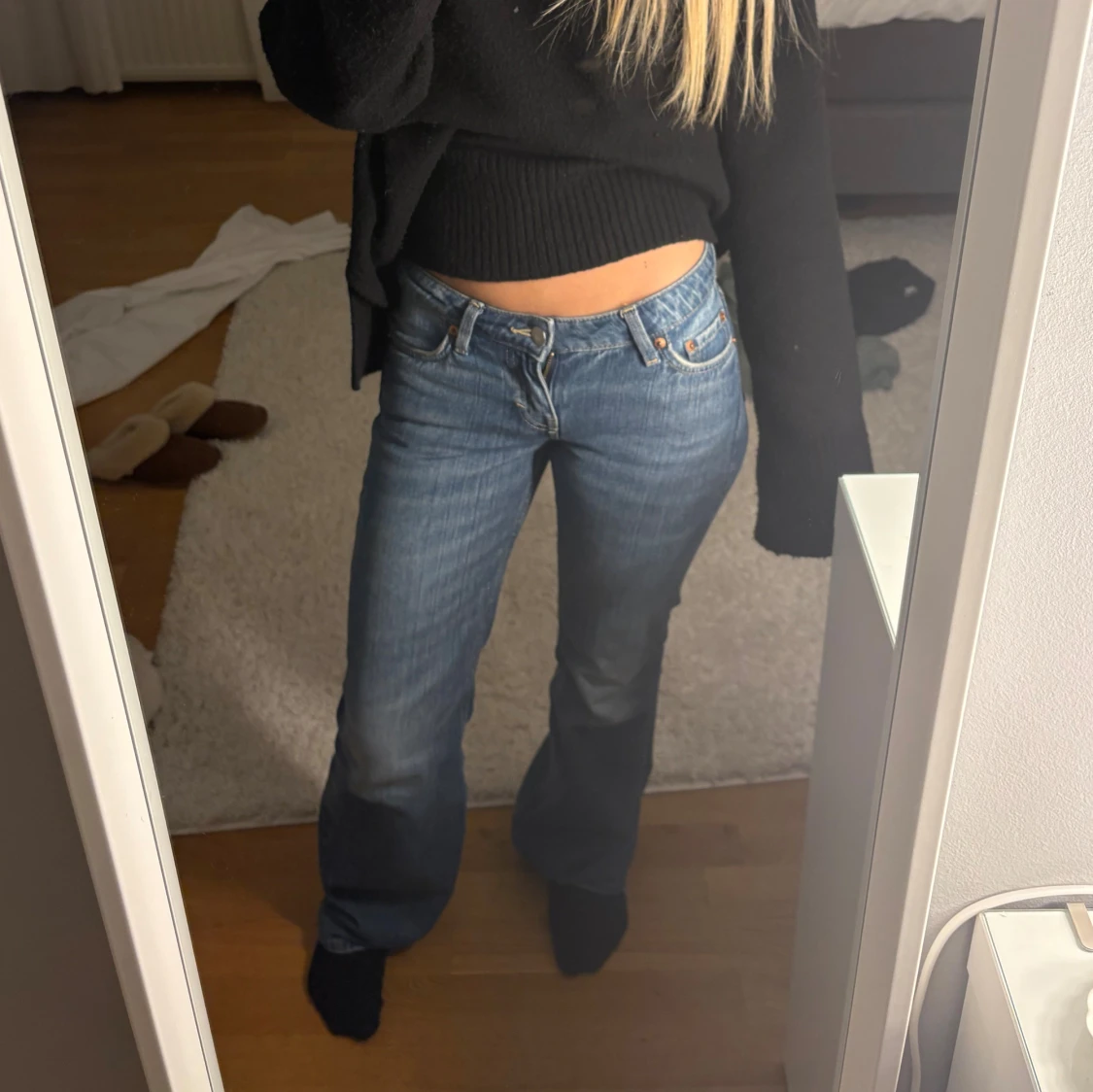 mörkblå weekday jeans