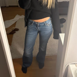 mörkblå weekday jeans - säljer dessa skitsnyhha weekday jeans då dom tyvärr är försmå❤️ 
