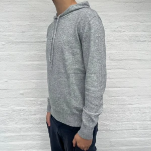 Kashmir & Merino Hoodie  - Stilren hoodie med blandning av kashmir och merinoull.  Riktigt skön passform. Använd 2-3 gånger, inga defekter! Hör av dig vid minsta intresse eller fundering!! 🤗 Storlek: S Modellen på bilden är 177cm