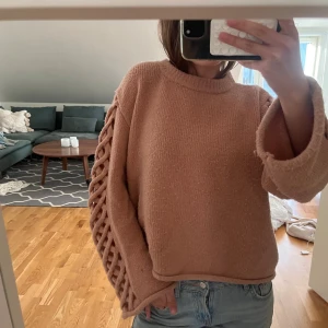rosa stickad tröja med flätade ärmar - från zara, storlek s, super unik och snygg!!!