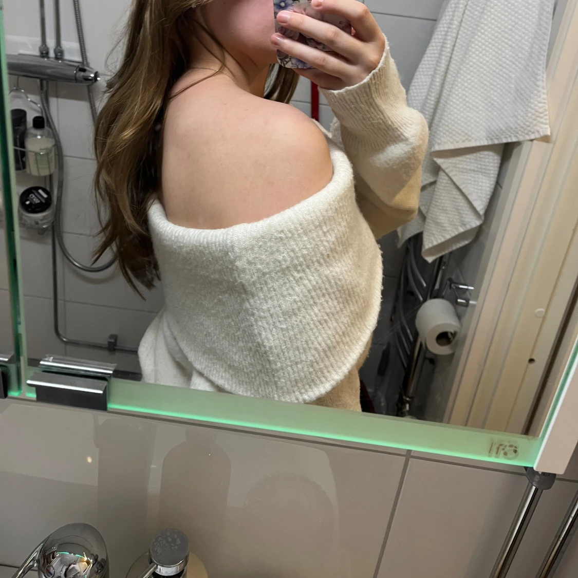 Offshoulder vit stickad tröja - 1