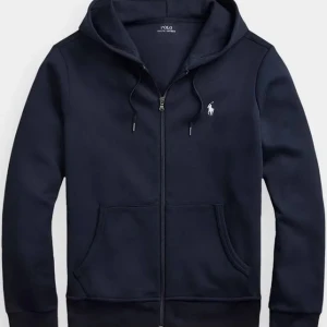 Mörkblå hoodie från Polo Ralph Lauren - Mörkblå hoodie med dragkedja från Polo Ralph Lauren. Stolen M, typ inte använd. Nypris 2395🙌kan gå med på o sälja för billigare vid snabbt köp.