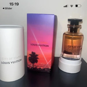 Tre Louis Vuitton parfymer säljes - Snygga och exklusiva Louis Vuitton parfymer: City of Stars, California Dream och Imagination. Alla är Eau de Parfum och levereras med originalförpackning. Perfekt för dig som vill sticka ut med en lyxig touch i vardagen.