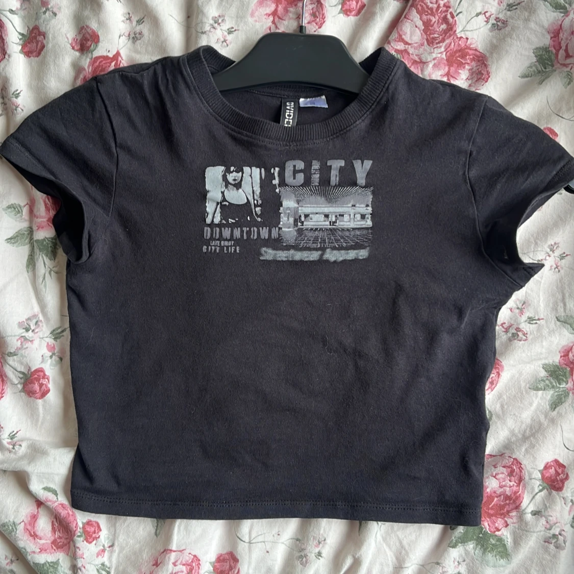 Svart croppad t-shirt med citytryck, baby tee