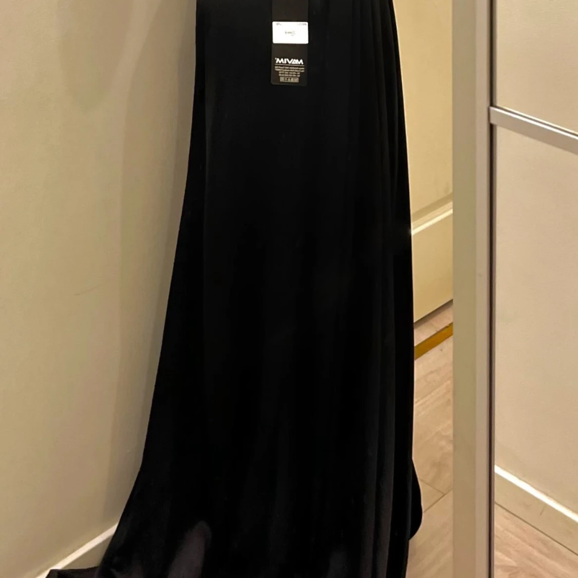 Svart långklänning med blomdetalj - 1