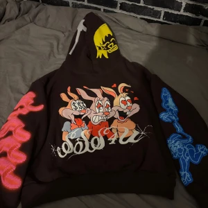 DRAKE $$$4U TOUR TRÖJA (LIMITED EDITION) - Tja, säljer nu den här limited edition tröjan från Drakes tour han gjorde, tröjan e riktigt najs för dig som gillar lite oversized och riktigt bra material. Den e limiterad så väldigt svår att få tag i finns bara ett få antal av den!!                                  Priset kan diskuteras vid smidig och seriös affär!Har av dig för fler bilder eller info osv!!:))