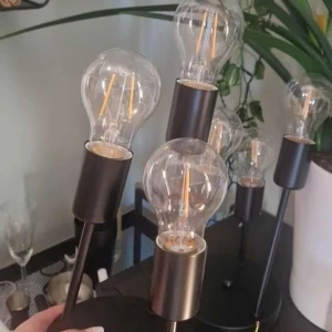 Taklampa - Stilrena svarta taklampor med flera armar och LED-glödlampor. Lampan har E27-sockel och levereras med stickkontakt för enkel installation. Lamporna är i gott skick utan slitage eller defekter. De ser ut att hänga snett då de behövs spännas åt.