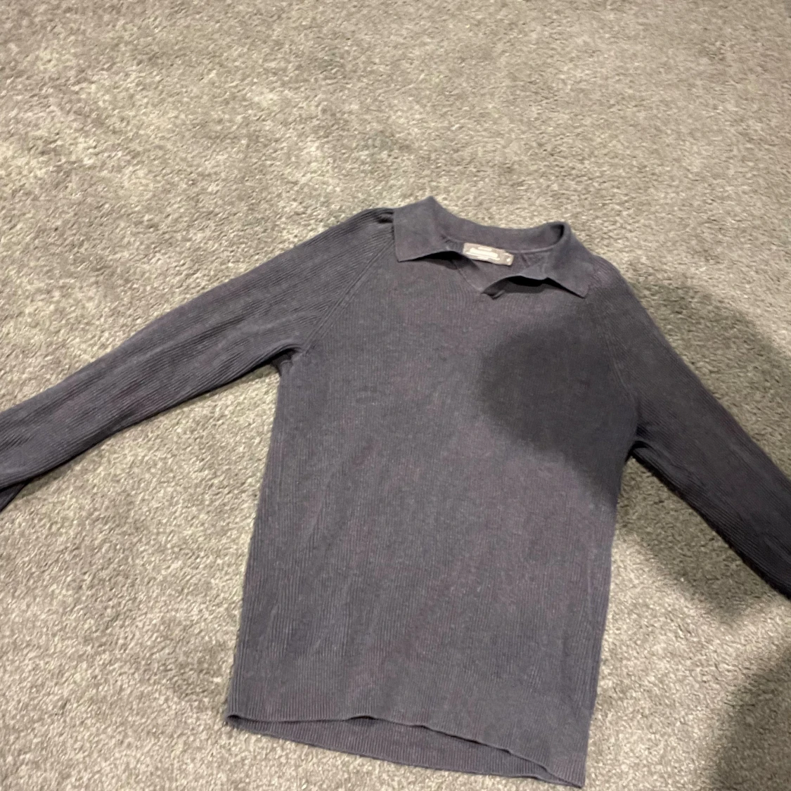 Grå ribbad pikétröja med krage den dressmann