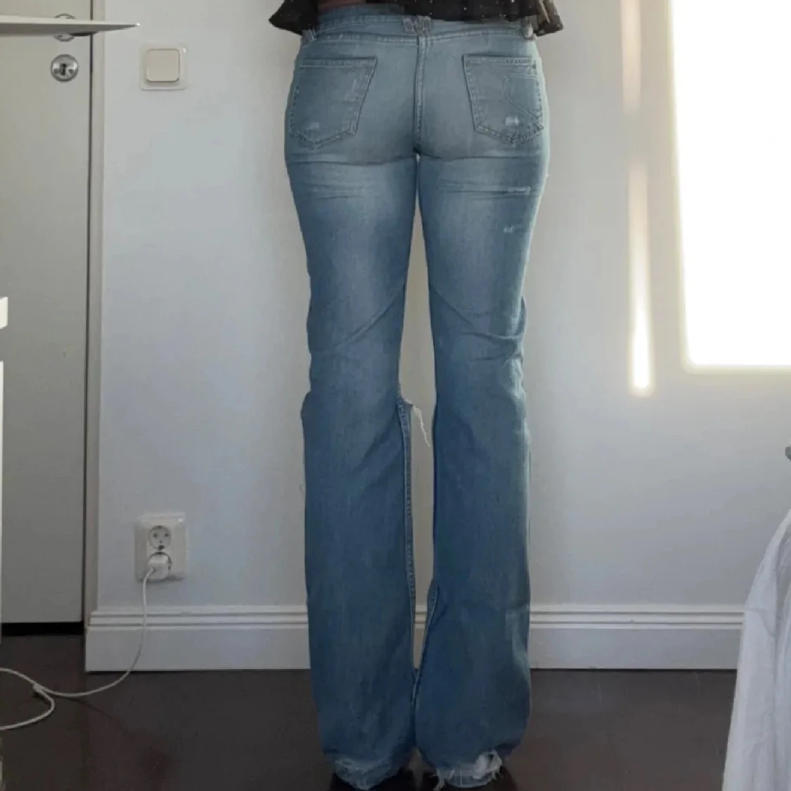 Ljusblå bootcut jeans med slitningar - 2