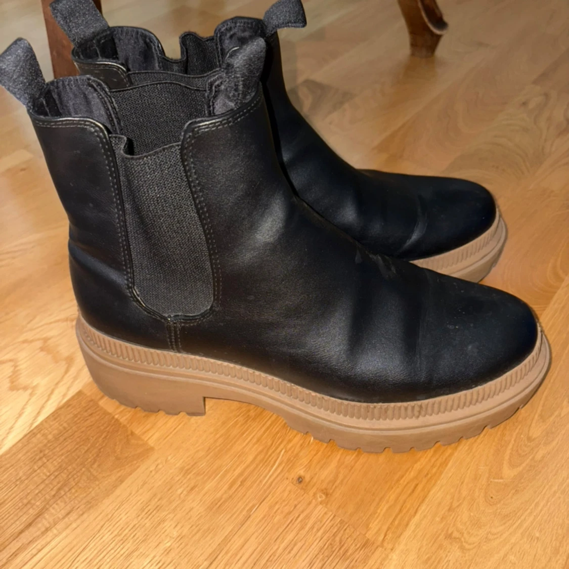 Svarta chelsea boots med chunky sula - 1