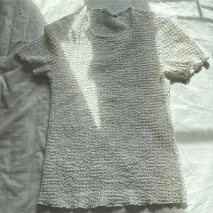 Vit topp - Jätte fin topp från Zara, använd några gånger men inga defekter!