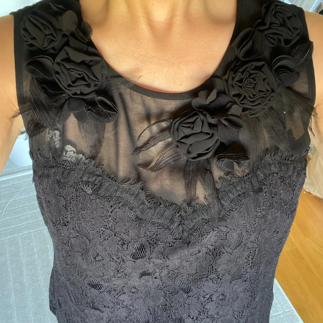 Svart spetslinne med blommor - 2