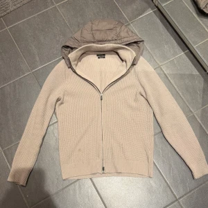 Massimo Dutti cardigan  - En helt sjukt fet cardigan från Massimo dutti  som är otroligt eftertraktad och som ej går att köpa ✅ rekommenderar längs ca 175-185 beroende på kroppstyp. Defekter finns så som en fläck på magen som syns på första bilden och kan förekomma noppor