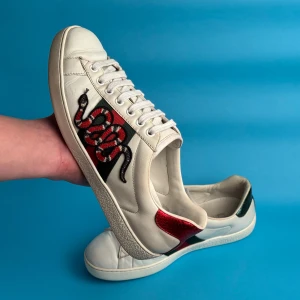 Gucci Snake skor  - Hej! Säljer nu dessa sjukt populära och sällsynta Gucci snake skorna. Storleken är 41, skick 8/10, nypris = 9500 kr. Våra säljs för 1650 kr! Endast skorna ingår i köpet! Skriv om ni har frågor😀