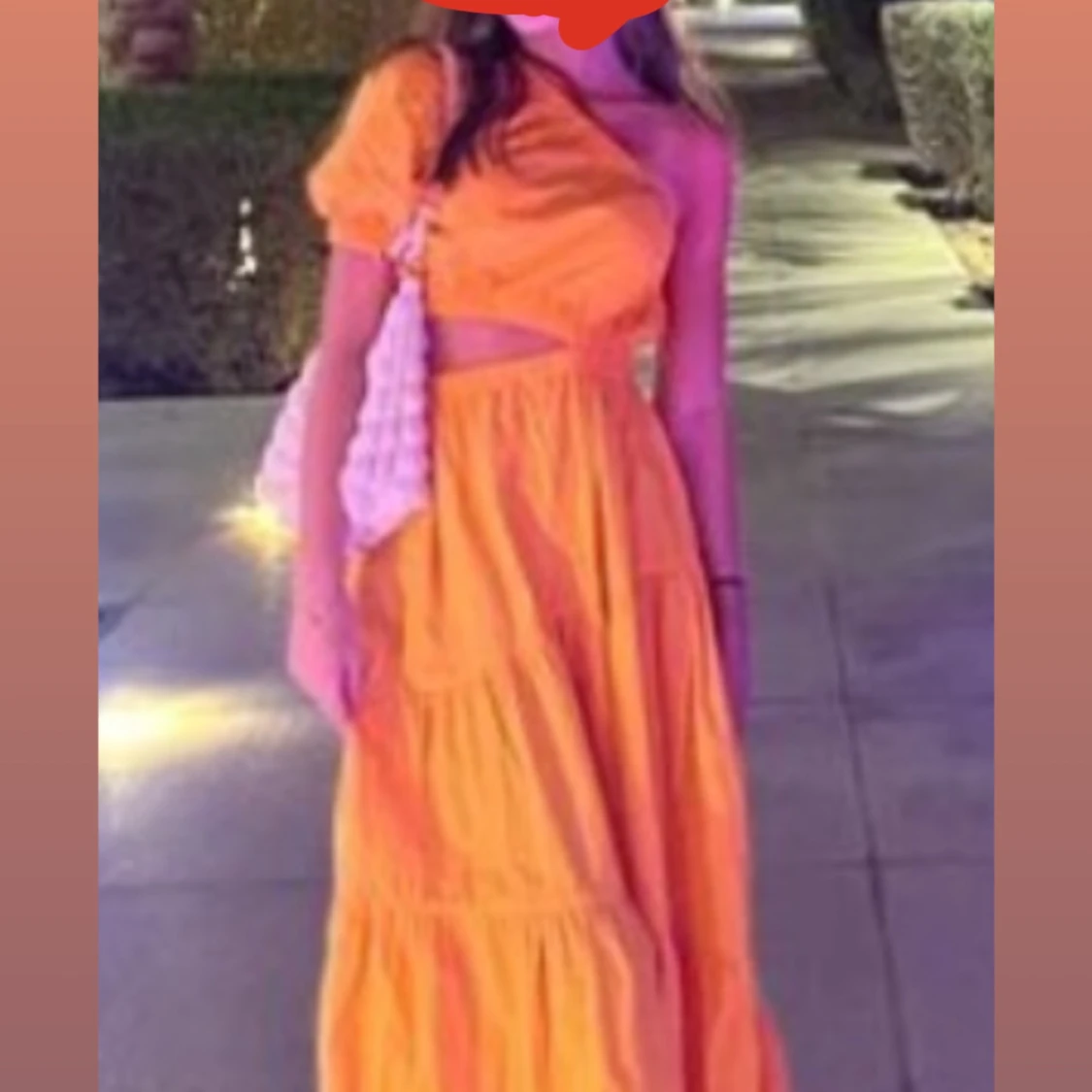 Gul långklänning med cut-out och puffärm