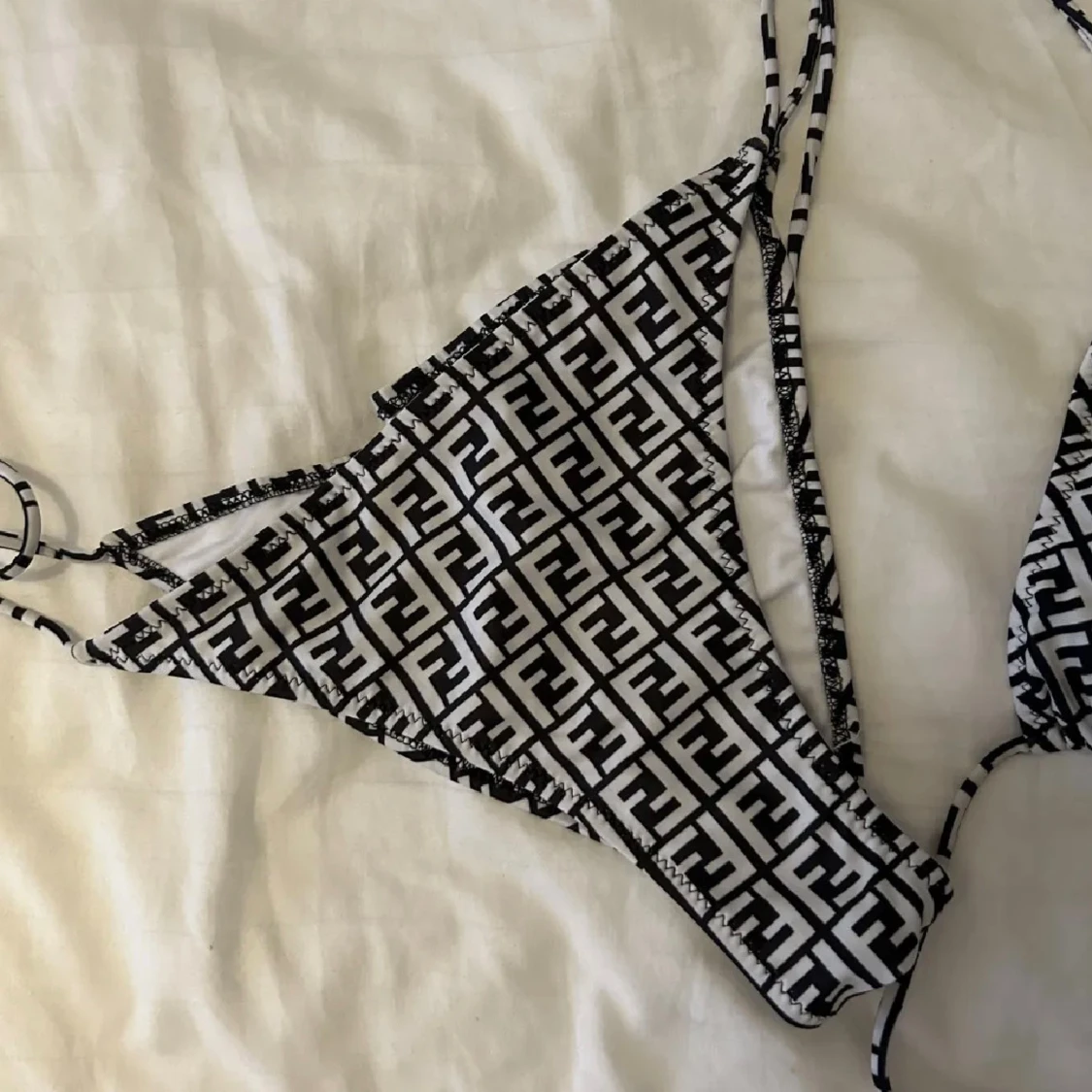 Svartvit Fendi bikini med FF-mönster - 1