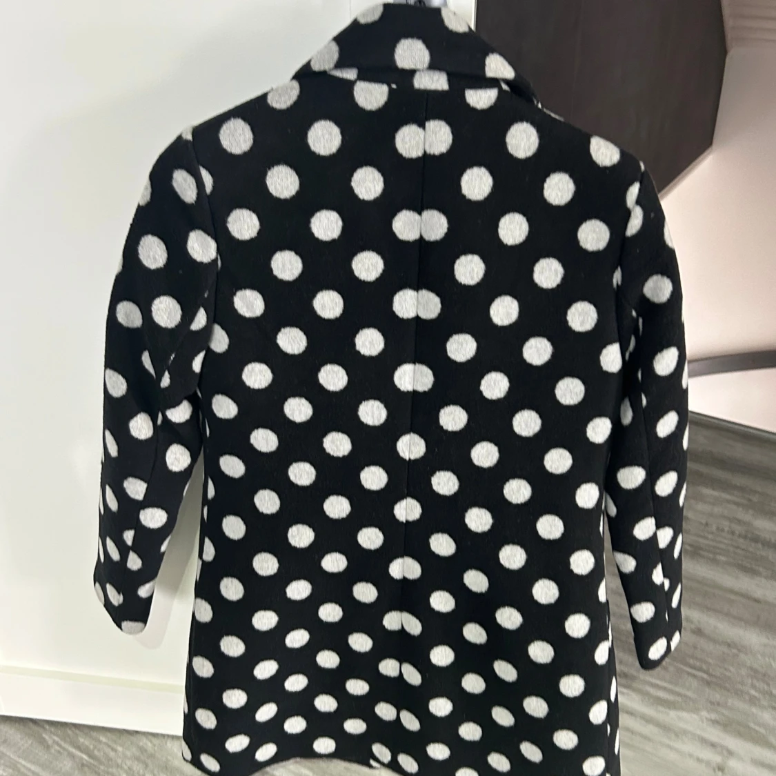 Svart prickig rock från Oxygen - 2