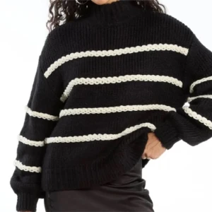 Stickad tröja med ränder - Säljer en svart stickad polotröja med breda vita, virkade ränder. Tröjan har en perfek krage🩷 en perfekt tröja för höst och vinter 🥰är helt ny men har råkat ta av prislappen. Pris kan diskuteras 