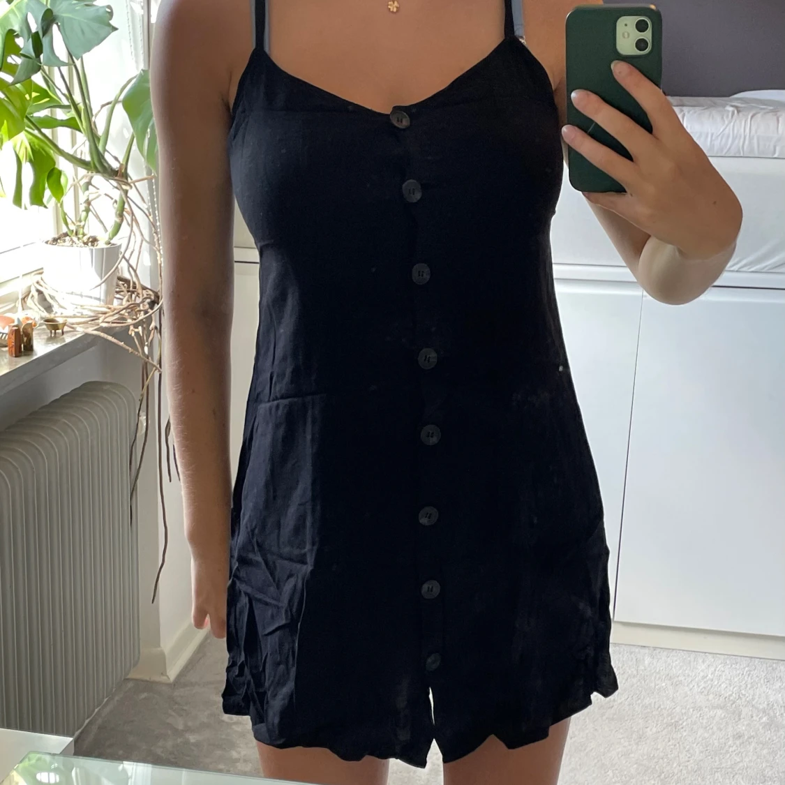 Svart kort klänning med knappar - 1