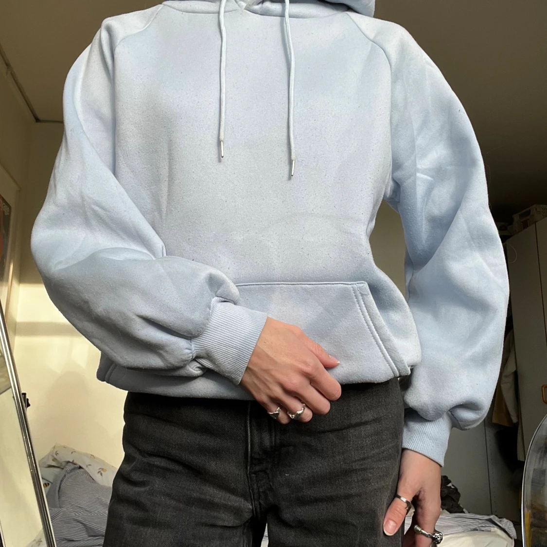 Ljusblå hoodie med huva och ficka - 1